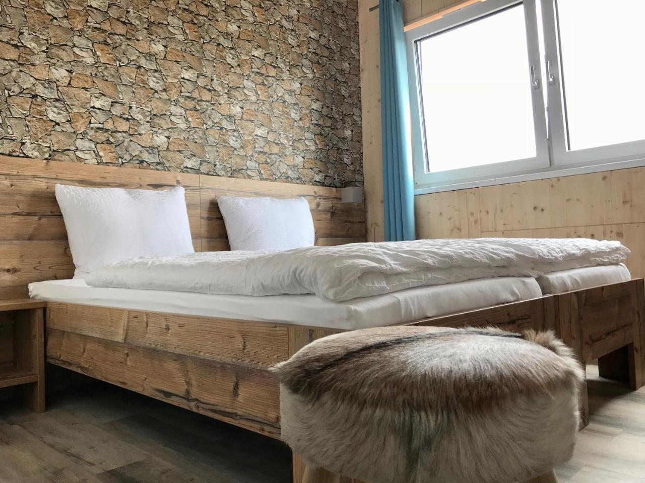Vierbettzimmer mit Dusche